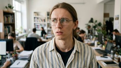 Um colega me pediu para não contar a ninguém que eu o tinha visto no aeroporto — uma semana depois, a esposa dele me ligou e fez uma pergunta decisiva