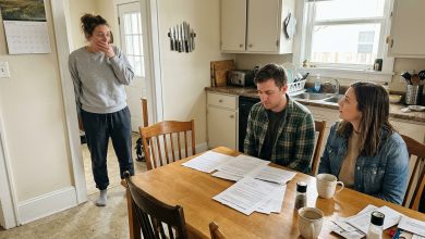 Cheguei em casa mais cedo. Havia estranhos na minha mesa de jantar — e o nome da minha vizinha em um contrato de locação forjado.