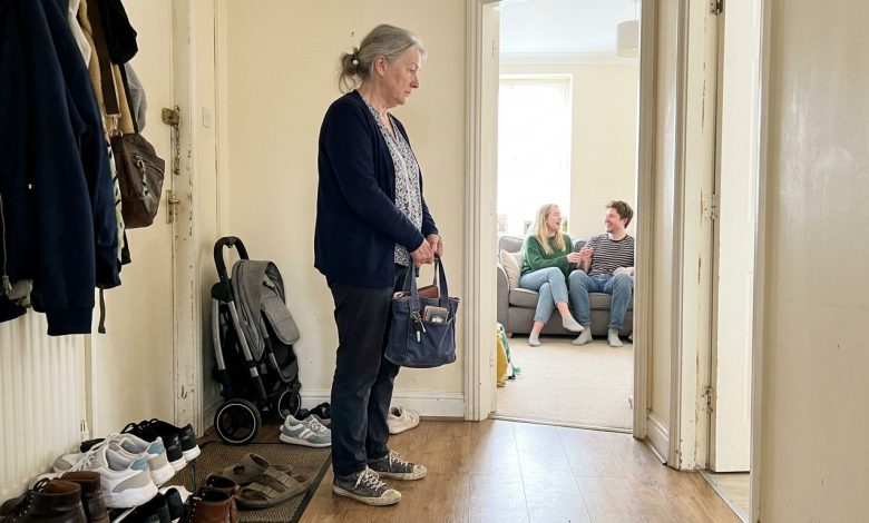 Eu dei a eles meu apartamento para facilitar a vida deles. Agora dizem que estou atrapalhando a nova vida deles.