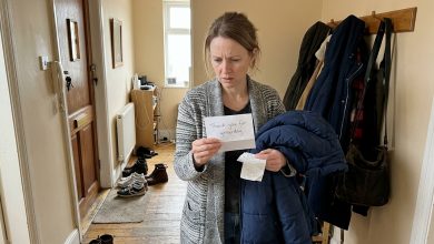 Eu peguei o casaco dele porque havia esfriado. No bolso, encontrei um recibo de joalheria e uma pequena nota: “Obrigada por ontem.”