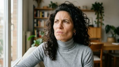 Meu filho ligou ontem e disse: “Mãe, nós decidimos — é melhor você não vir passar o fim de semana conosco. A Laura quer passar o fim de semana apenas com a família dela.” E eu, então, não sou da família, não sou querida. Fiquei em silêncio por uns cinco segundos, com as lágrimas me sufocando. E depois disse a ele tudo o que eu vinha guardando havia sete anos.