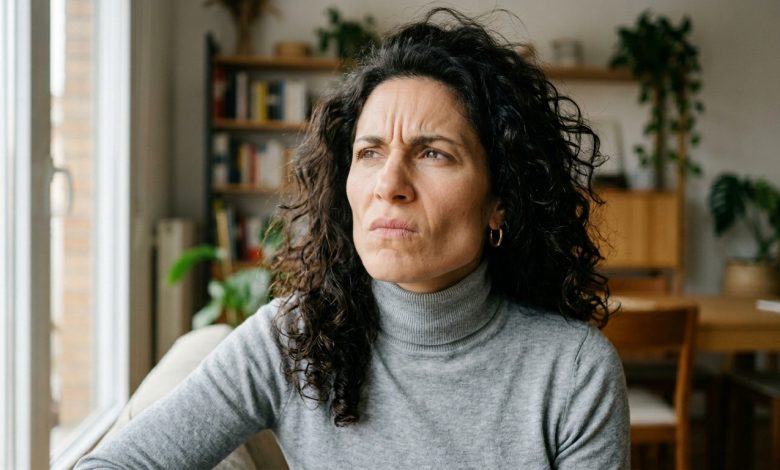 Meu filho ligou ontem e disse: “Mãe, nós decidimos — é melhor você não vir passar o fim de semana conosco. A Laura quer passar o fim de semana apenas com a família dela.” E eu, então, não sou da família, não sou querida. Fiquei em silêncio por uns cinco segundos, com as lágrimas me sufocando. E depois disse a ele tudo o que eu vinha guardando havia sete anos.