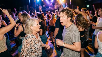 Passei dezessete anos lamentando a perda dos meus pais. Então, esbarrei na minha mãe na pista de dança.