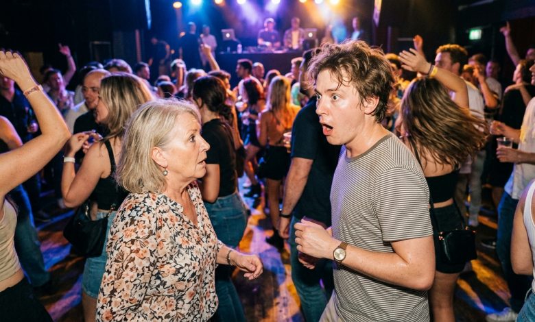 Passei dezessete anos lamentando a perda dos meus pais. Então, esbarrei na minha mãe na pista de dança.