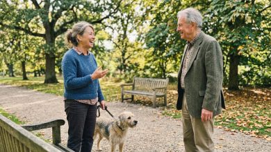 Conheci-o enquanto passeava com meu cachorro no parque. Tenho 63 anos e pensei que nunca mais olharia para alguém assim. Minha filha diz que estou me fazendo de boba. Não me sentia tão viva há anos.