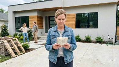Meu Irmão Estava Construindo uma Casa e a Cada Poucos Meses Pegava Empréstimos Comigo — Cinco Mil Aqui, Três Ali, Oito em Outro Momento. A Casa Está Pronta e Linda. Quando Mencionei Ser Reembolsada, Sua Esposa Disse Que Era Ajuda de Família.