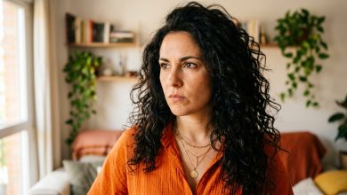 Meu irmão me pediu emprestada uma quantia grande. Um ano depois, eu o lembrei — ele fez um escândalo e passou duas semanas sem atender minhas ligações. Depois minha mãe ligou: «Você sempre tira ele do sério. Ele é nervoso.» Nervoso. Eu não aguentei e decidi dar uma lição neles….