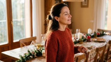 Pus a mesa para seis pessoas na passagem de ano — à meia-noite ninguém apareceu nem ligou — no dia primeiro de janeiro troquei as fechaduras, juntei as coisas da família em sacos e, pela primeira vez em trinta anos, decidi colocar-me em primeiro lugar.