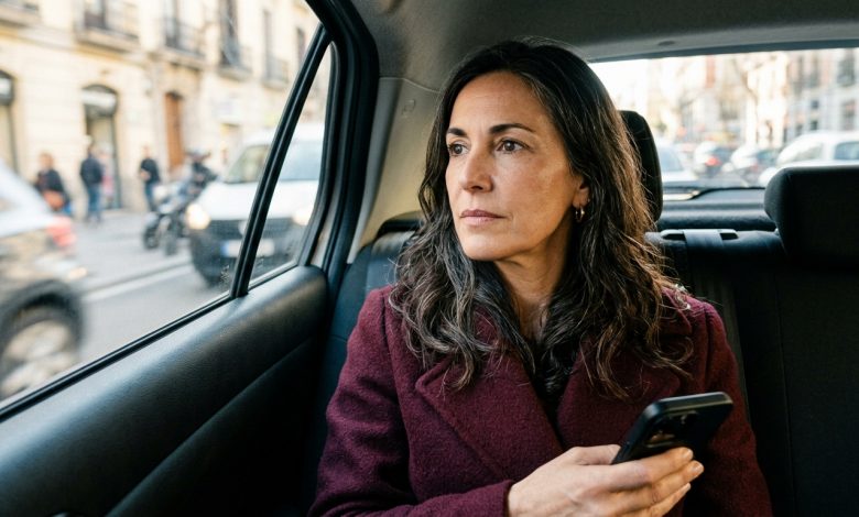 O meu filho explicou que seria melhor transferir a casa de campo para o nome dele — “é só por causa dos impostos, mãe, não se preocupe” — eu concordei em ir ao notário, mas, no caminho, tomei uma decisão que ele não previu.