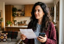Durante três anos, guardei dinheiro em um envelope — escondido no bolso interno do casaco de inverno — meu marido encontrou por acaso e disse: “O que é isso, um dinheiro guardado de mim?” — peguei o envelope de volta e decidi mostrar a ele que ele não tem direito ao meu dinheiro.
