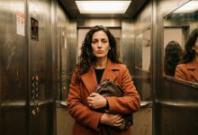 A vizinha me parou no elevador e disse que havia “algo de errado” com o meu filho — “as crianças não brincam com ele” — ela ainda estava terminando de falar, e eu já pensava no que escreveria para a escola de manhã.