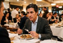 No jantar corporativo, meu sogro se levantou com uma taça na mão e disse que a filha dele poderia ter encontrado um marido melhor — a mesa caiu na risada — esperei ele se sentar, deixei o garfo no prato e disse uma única frase, depois da qual ele não olhou mais nos meus olhos até o fim da noite.