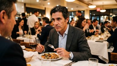 No jantar corporativo, meu sogro se levantou com uma taça na mão e disse que a filha dele poderia ter encontrado um marido melhor — a mesa caiu na risada — esperei ele se sentar, deixei o garfo no prato e disse uma única frase, depois da qual ele não olhou mais nos meus olhos até o fim da noite.