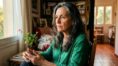 Minha filha não veio ao meu aniversário de setenta anos — eu esperei até meia-noite — e depois chegou um áudio: “mãe, desculpa, me enrolei” — ouvi até o fim, desliguei o telefone e, de manhã, liguei para o tabelião.   