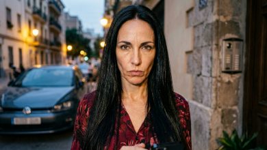 O meu irmão pediu dinheiro “por três meses, juro” — passou-se um ano, o telefone ficou em silêncio — e então eu vi o carro novo dele estacionado em frente à nossa casa e escrevi-lhe uma mensagem de três palavras que resolveu tudo.