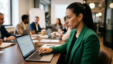 Durante uma reunião, uma colega me interrompeu no meio da frase e apresentou a minha ideia como se fosse dela — o diretor assentiu e agradeceu a ela — eu não disse nada e, quarenta minutos depois, enviei um e-mail que a colocou no devido lugar.