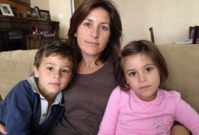 Depois do divórcio, meu marido tirou meus filhos de mim às escondidas e me roubou a maternidade. Lutei por muitos anos para recuperar o direito de vê-los. E hoje, eles finalmente completaram 18 anos. Acordei antes mesmo do amanhecer, assei a torta favorita deles e fiz aquilo com que sonhei durante todos esses anos…