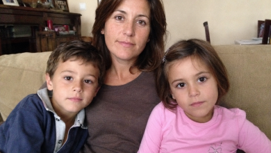 Depois do divórcio, meu marido tirou meus filhos de mim às escondidas e me roubou a maternidade. Lutei por muitos anos para recuperar o direito de vê-los. E hoje, eles finalmente completaram 18 anos. Acordei antes mesmo do amanhecer, assei a torta favorita deles e fiz aquilo com que sonhei durante todos esses anos…