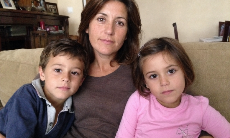 Depois do divórcio, meu marido tirou meus filhos de mim às escondidas e me roubou a maternidade. Lutei por muitos anos para recuperar o direito de vê-los. E hoje, eles finalmente completaram 18 anos. Acordei antes mesmo do amanhecer, assei a torta favorita deles e fiz aquilo com que sonhei durante todos esses anos…