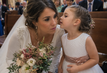 Bem em frente ao altar, a minha filha de cinco anos puxou-me bruscamente o vestido e disse-me que tinha acabado de ver o meu noivo a beijar outra mulher