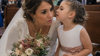 Bem em frente ao altar, a minha filha de cinco anos puxou-me bruscamente o vestido e disse-me que tinha acabado de ver o meu noivo a beijar outra mulher