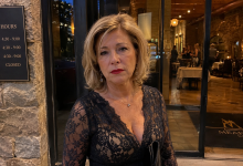 O meu marido disse que ia pescar com os amigos, mas por acaso vi uma fotografia dele num restaurante com uma mulher de vestido vermelho