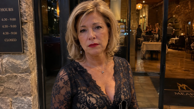 O meu marido disse que ia pescar com os amigos, mas por acaso vi uma fotografia dele num restaurante com uma mulher de vestido vermelho